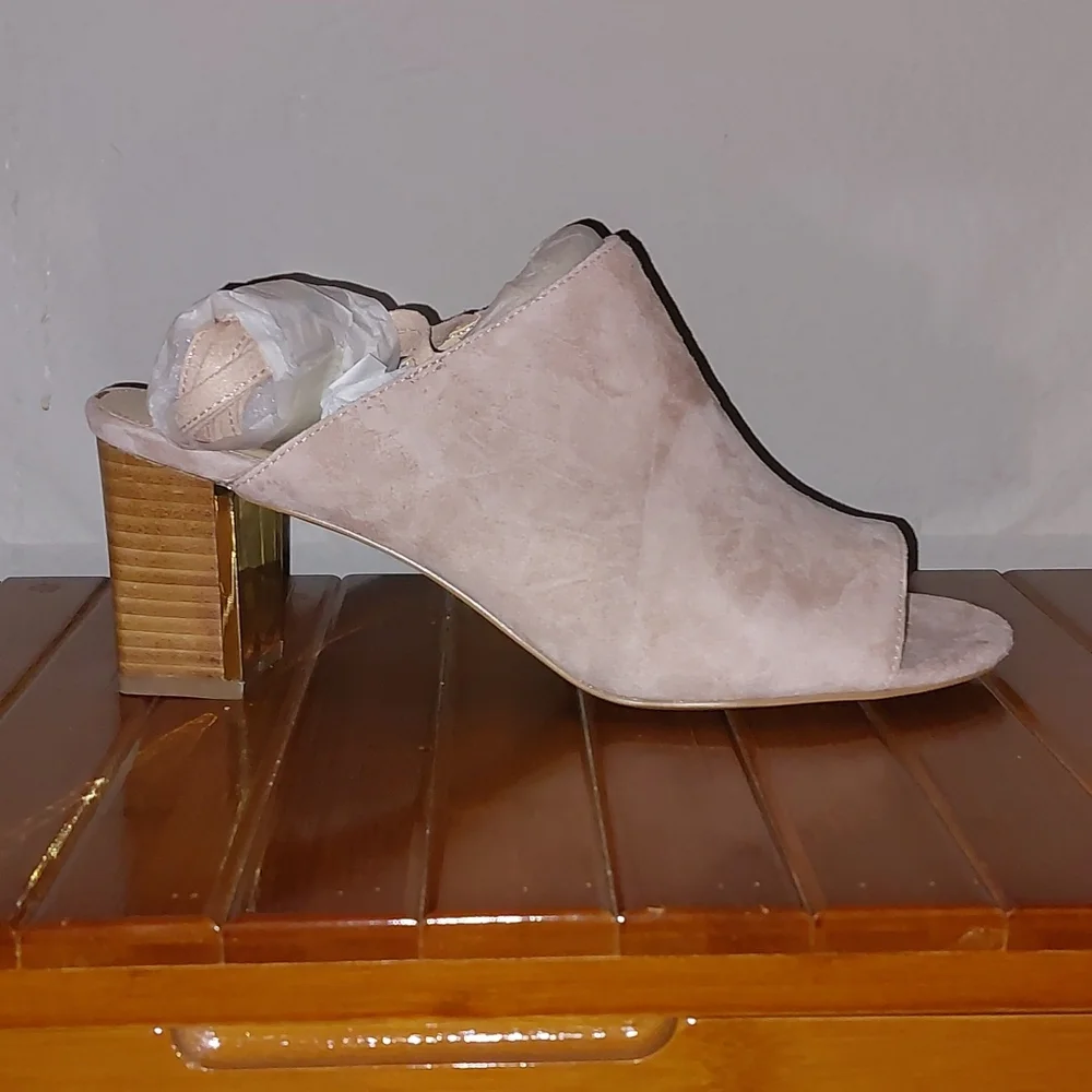 NWOT Adrienne Vittadini suede heels size 10 color cashew - Picture 2 of 10